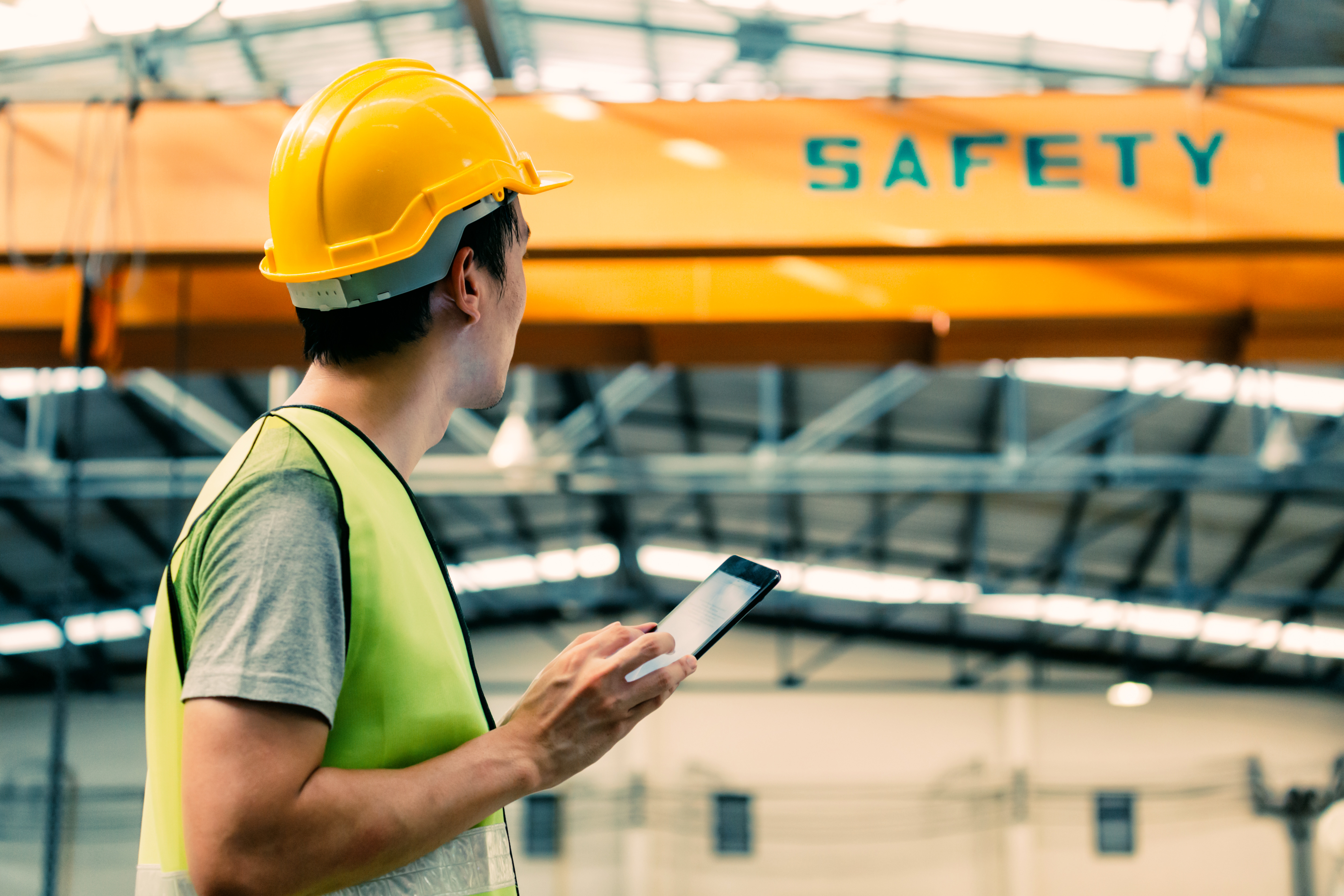 Lavoratore industriale con tablet in ambiente sicuro